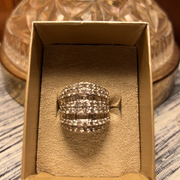 3.5 CTW  natural diamond cluster ring set in 10k gold. Size 7. - Picture 3 of 11